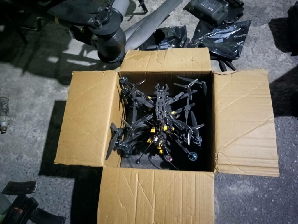 Detienen a integrante de célula delictiva con armas y explosivos en Reynosa. Foto de Vocería de Seguridad de Tamaulipas