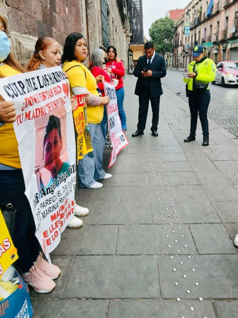 Protestan frente a Palacio Nacional por desapariciones en Nuevo Laredo. Foto de Comité de Derechos Humanos Nuevo Laredo