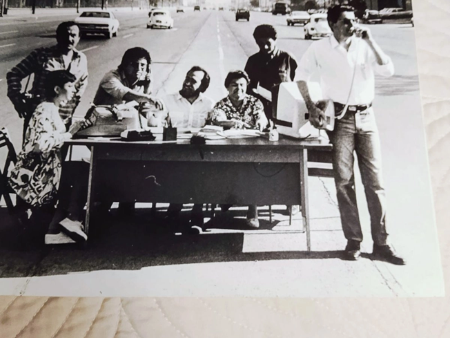 De izq. a der. Sentados: Alicia Aguilera, Arnulfo Vigil (+) Abraham Nuncio, Sandra Arenal (+). De pie: Erick Estrada (+), Mauro Machuca y Luis Lauro Garza (+). Foto Erick Estrada