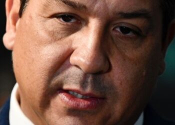 Contrata CDV agencia en EU para que lo defienda: les adelantó dos millones de pesos