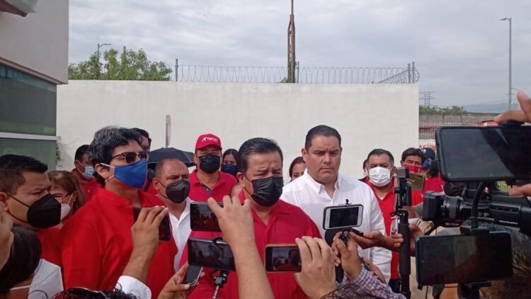 Denuncian burócratas a Óscar Godoy , presidente del Tribunal Burocrático