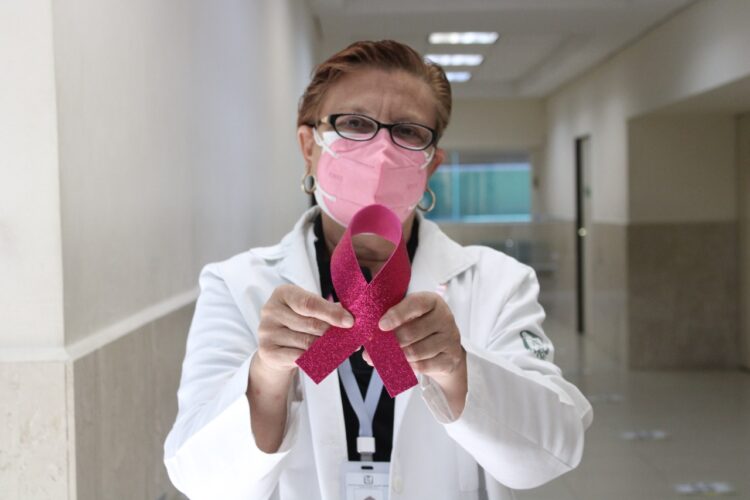 Doctora del IMSS vence al cáncer de mama en dos ocasiones
