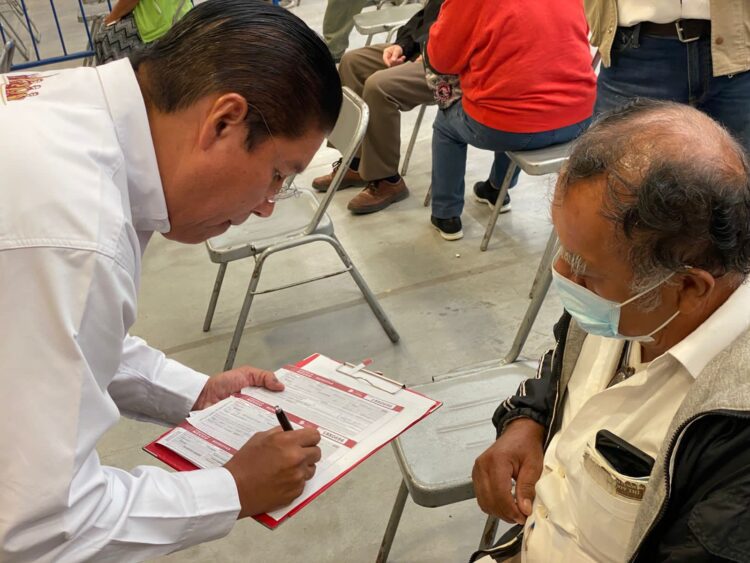 Entregan en Nuevo Laredo tarjetas de nueva afiliación a adultos mayores: Rodolfo González Valderrama