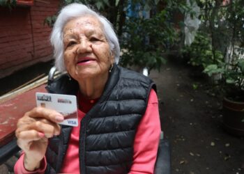 Bienestar entrega tarjetas a Adultos Mayores