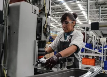 Las mujeres participan en un 36% en el sector laboral formal, pero solo el 4% se sitúa en niveles directivos