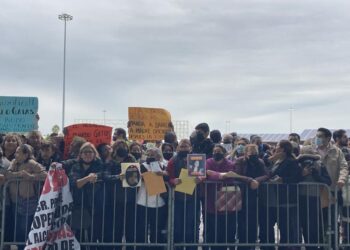 Tamaulipecos reciben a AMLO en Victoria con solicitudes de apoyo