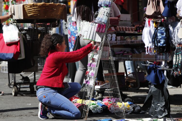 La informalidad sostiene el retorno de las mujeres al mercado laboral