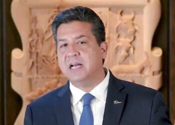 Juez federal ordena cancelar orden de aprehensión en su contra; FGR impugna