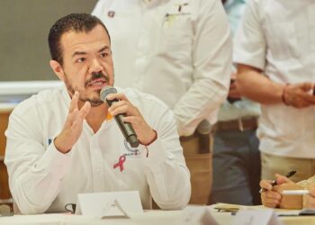 Rector de la UAT saluda con sombrero ajeno por Defensoría de Universitarios