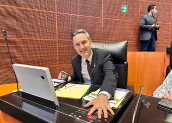 Senador de Morena evade hablar de Cabeza de Vaca