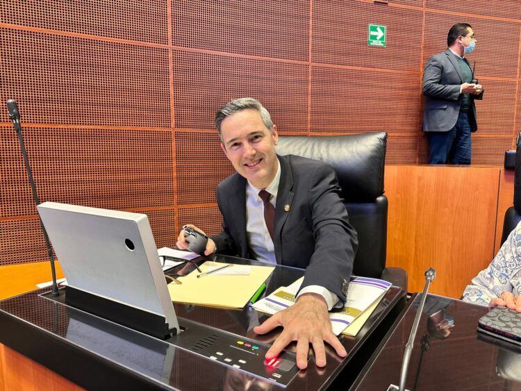 Senador de Morena evade hablar de Cabeza de Vaca