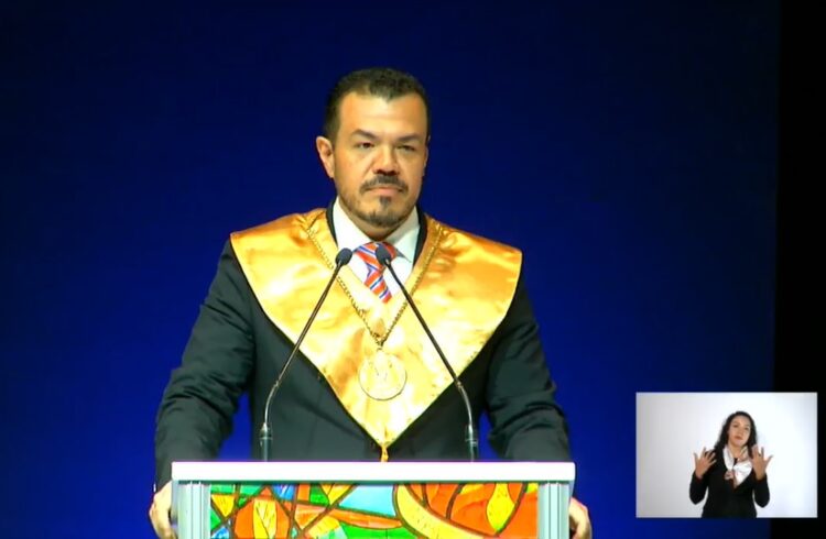 Rector de la UAT llega impugnado y con los trabajadores en contra a su primer informe de labores