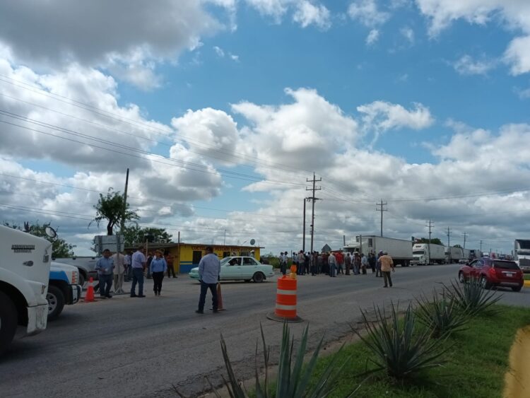 Campesinos bloquean carretera en la “Y” de San Fernando por precios del sorgo