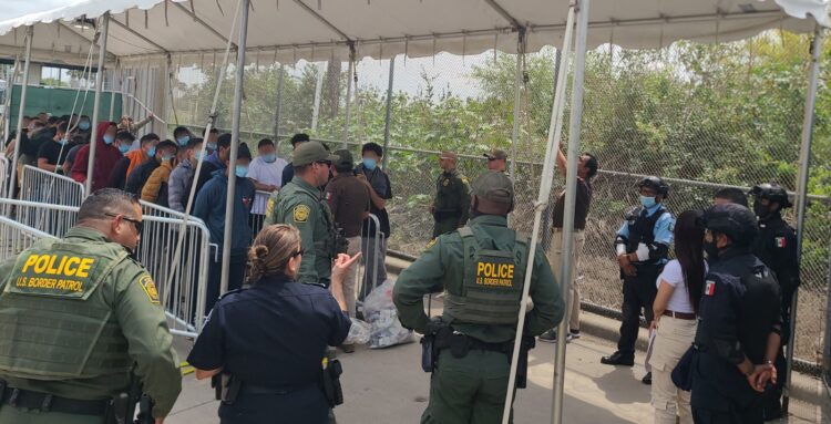 Más de 23 mil migrantes están en custodia de la Patrulla Fronteriza de EE.UU.