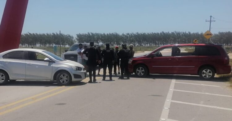 Vecinos de La Pesca bloquean acceso a la playa ante inacción de autoridades