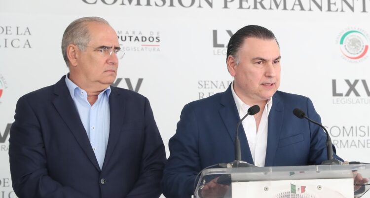Gerardo Peña condena “desastre legislativo” y olvida vandalismo que encabezó