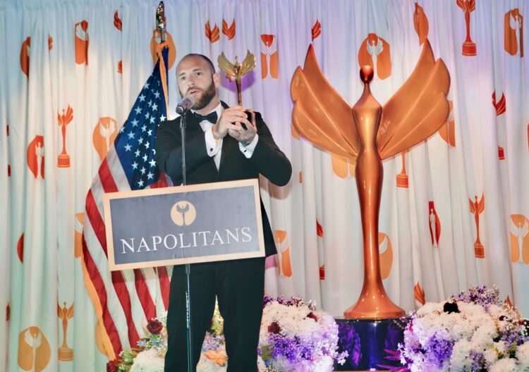 Reconocen con tres premios a Daniel Santos en The Napolitans Awards