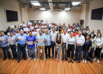 Egresan mas de 60 reynosenses de electricistas