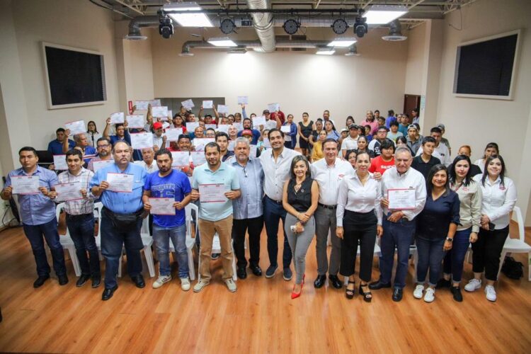 Egresan mas de 60 reynosenses de electricistas