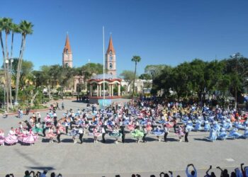 Más de 300 bailarines folklóricos se presentan en Victoria
