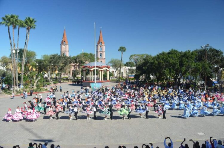 Más de 300 bailarines folklóricos se presentan en Victoria