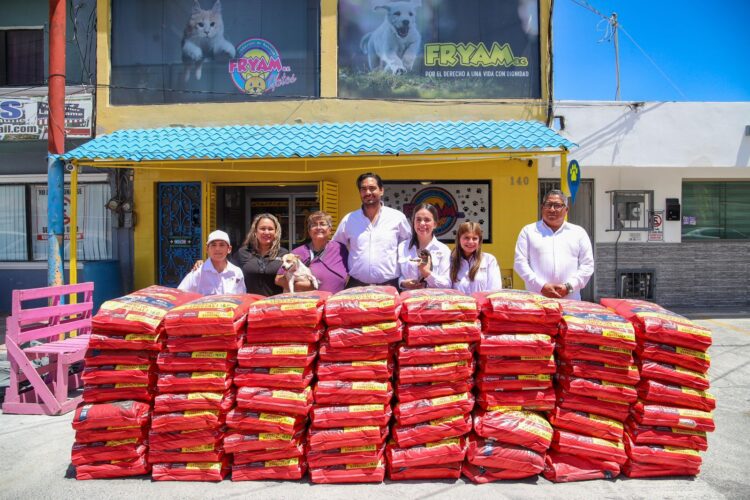 Dona Gobierno de Reynosa 2.7 toneladas de alimento para animales refugiados