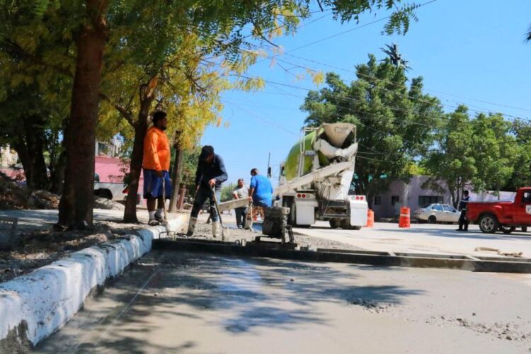 Alcalde de Victoria supervisa pavimentación en la colonia «Héroe de Nacozari»
