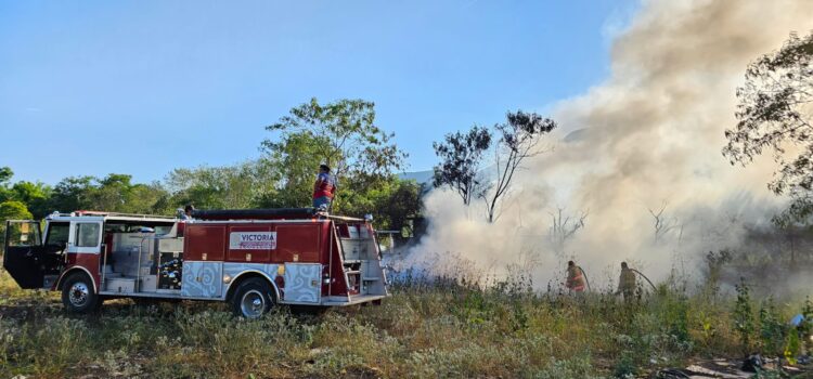Atienden bomberos tres incendios en Victoria