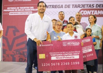 Carlos Peña concluye entrega de becas municipales