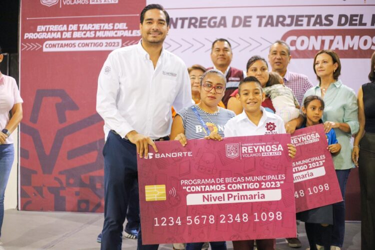 Carlos Peña concluye entrega de becas municipales