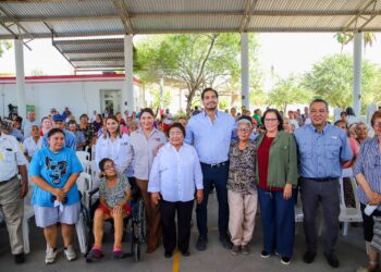 Entrega Carlos Peña resultados de laboratorio a abuelitos