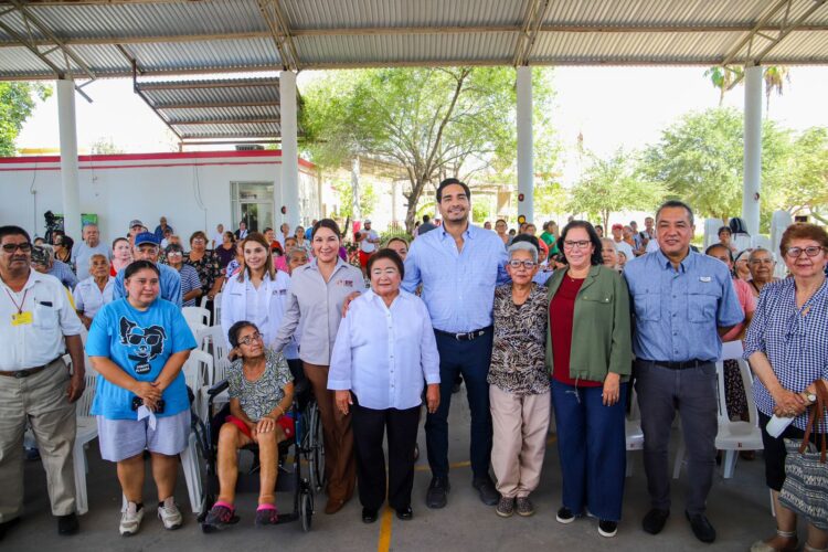 Entrega Carlos Peña resultados de laboratorio a abuelitos