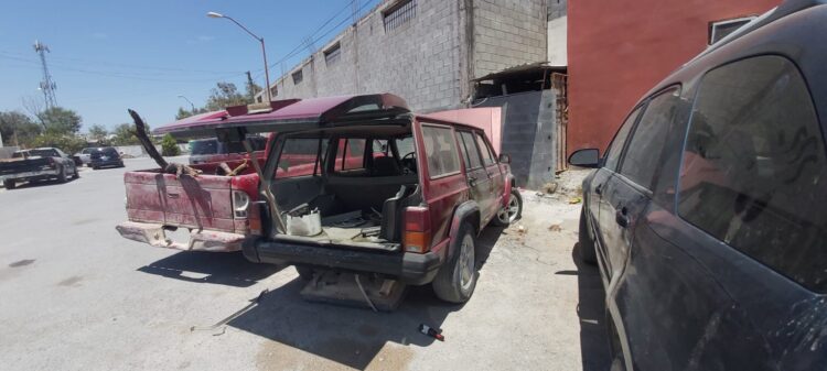 Retira Gobierno de Reynosa autos chatarra de las vialidades
