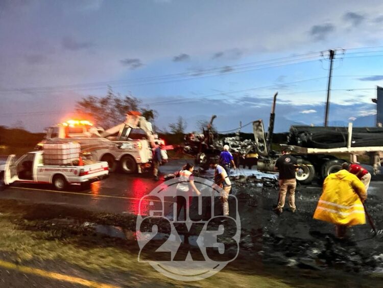 Bloqueos y quema de vehículos en Nuevo León. Foto de EnUn2x3