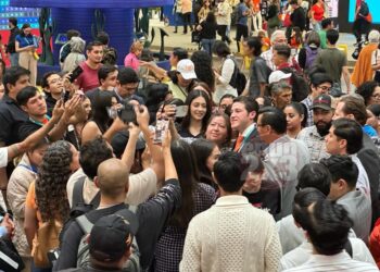 ¿Y dónde está Mariana? Le preguntan a Samuel García en la #FIL Guadalajara. Foto de En Un 2x3