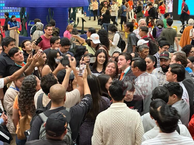 ¿Y dónde está Mariana? Le preguntan a Samuel García en la #FIL Guadalajara. Foto de En Un 2x3