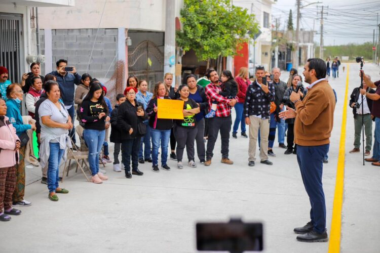 Con antojitos celebran vecinos de Lomas del Villar calle pavimentada