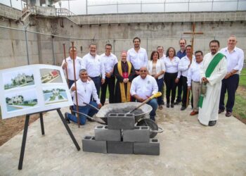 Coloca Peña Ortiz primera piedra para construcción de capilla en CEDES