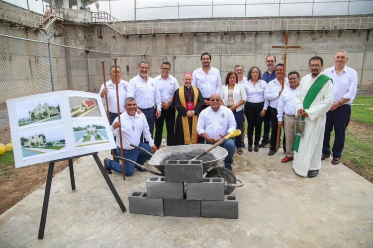 Coloca Peña Ortiz primera piedra para construcción de capilla en CEDES