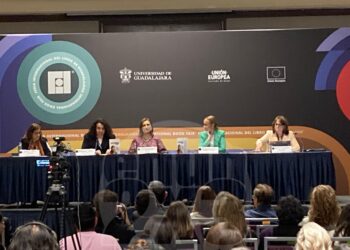 Le gritan presidenta a Xóchitl Gálvez en la FIL Guadalajara. Foto de Jiroko Nakamura para En Un 2x3