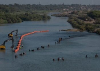 Sí es ilegal colocación de la boyas o muro flotante
