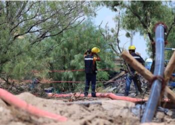 Rescatan restos de 2 de 10 mineros atrapados en Coahuila
