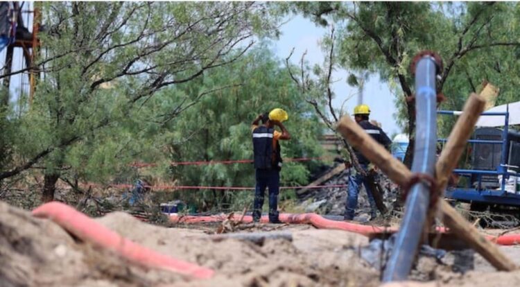 Rescatan restos de 2 de 10 mineros atrapados en Coahuila