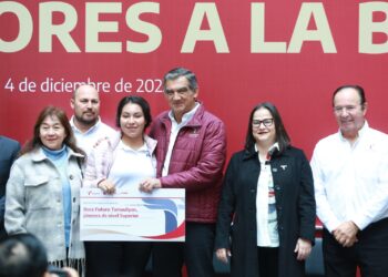 Entrega gobernador 117 mdp en becas y reconoce a los alumnos destacados de Tamaulipas