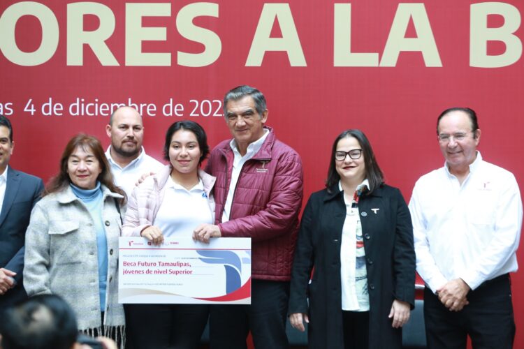 Entrega gobernador 117 mdp en becas y reconoce a los alumnos destacados de Tamaulipas