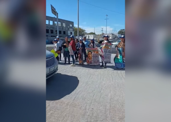 Bloquean puente internacional en Reynosa como protesta contra censo de desaparecidos