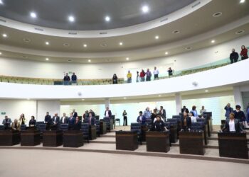 Rechaza Congreso propuesta de nuevo auditor del estado El Congreso de Tamaulipas rechazó la propuesta de Óskar López Meléndez como nuevo titular interino de la Auditoría Superior del Estado (ASE). Durante la sesión pública ordinaria del Congreso la propuesta fue rechazada con 22 votos a favor y 13 en contra. La iniciativa del nombramiento había sido presentada por la diputada morenista, Úrsula Patricia Salazar Mojica quien señaló que López Meléndez cumplía con el perfil para tal cargo. “Deberá contar con experiencia en materia de control presupuestal, auditoría financiera y régimen de responsabilidades de los servidores públicos de por lo menos cinco años”, mencionó. Por su parte, el diputado del PAN, Luis René Cantú Galván alegó que el postulante no es elegible ya que se necesita la renuncia como funcionario público. Previo a su rechazo, la Comisión de Vigilancia de la Auditoría Superior del Estado había aprobado la propuesta por lo que fue turnada para su análisis y discusión donde finalmente fue rechazada. "Ha sido rechazado el dictámen en referencia...por lo tanto dese vista a la Junta de Gobierno para los efectos conducentes", dictó Linda Mireya González Zúñiga, presidenta de la Mesa Directiva. Ahora, será la Junta de Gobierno la que tenga la facultad para elegir al nuevo titular de la ASE luego de las reformas previas hechas a los artículos 88 y 89 de la Ley de Fiscalización y Rendición de Cuentas del Estado de Tamaulipas. La modificación establece que la Comisión de Vigilancia de la Auditoría Superior del Estado informe 120 días antes de que concluya el periodo del auditor para el cambio del titular. Además contempla la figura de un auditor interino para evitar que esta área quede sin titular por tratarse de un tema de suma relevancia para el gobierno estatal. El próximo 9 de febrero del 2024 concluye la administración de Jorge Espino Ascanio, actual auditor del Estado por lo que quien lo sustituya estará en el cargo ocho años con la posibilidad de reelegirse un periodo más. Foto de EnUn2x3