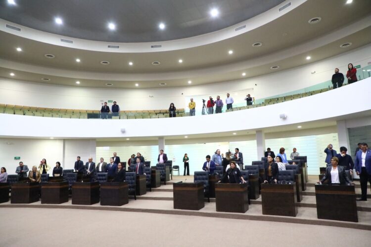 Rechaza Congreso propuesta de nuevo auditor del estado El Congreso de Tamaulipas rechazó la propuesta de Óskar López Meléndez como nuevo titular interino de la Auditoría Superior del Estado (ASE). Durante la sesión pública ordinaria del Congreso la propuesta fue rechazada con 22 votos a favor y 13 en contra. La iniciativa del nombramiento había sido presentada por la diputada morenista, Úrsula Patricia Salazar Mojica quien señaló que López Meléndez cumplía con el perfil para tal cargo. “Deberá contar con experiencia en materia de control presupuestal, auditoría financiera y régimen de responsabilidades de los servidores públicos de por lo menos cinco años”, mencionó. Por su parte, el diputado del PAN, Luis René Cantú Galván alegó que el postulante no es elegible ya que se necesita la renuncia como funcionario público. Previo a su rechazo, la Comisión de Vigilancia de la Auditoría Superior del Estado había aprobado la propuesta por lo que fue turnada para su análisis y discusión donde finalmente fue rechazada. "Ha sido rechazado el dictámen en referencia...por lo tanto dese vista a la Junta de Gobierno para los efectos conducentes", dictó Linda Mireya González Zúñiga, presidenta de la Mesa Directiva. Ahora, será la Junta de Gobierno la que tenga la facultad para elegir al nuevo titular de la ASE luego de las reformas previas hechas a los artículos 88 y 89 de la Ley de Fiscalización y Rendición de Cuentas del Estado de Tamaulipas. La modificación establece que la Comisión de Vigilancia de la Auditoría Superior del Estado informe 120 días antes de que concluya el periodo del auditor para el cambio del titular. Además contempla la figura de un auditor interino para evitar que esta área quede sin titular por tratarse de un tema de suma relevancia para el gobierno estatal. El próximo 9 de febrero del 2024 concluye la administración de Jorge Espino Ascanio, actual auditor del Estado por lo que quien lo sustituya estará en el cargo ocho años con la posibilidad de reelegirse un periodo más. Foto de EnUn2x3