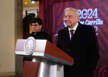 "Sí fue hackeo", dice AMLO sobre filtración de datos personales de periodistas de la mañanera