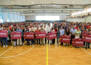 Entrega Peña Ortiz mas de mil 500 becas municipales